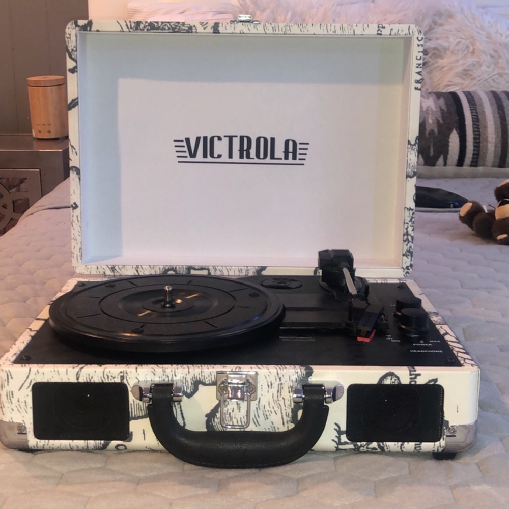 Victoria record player
